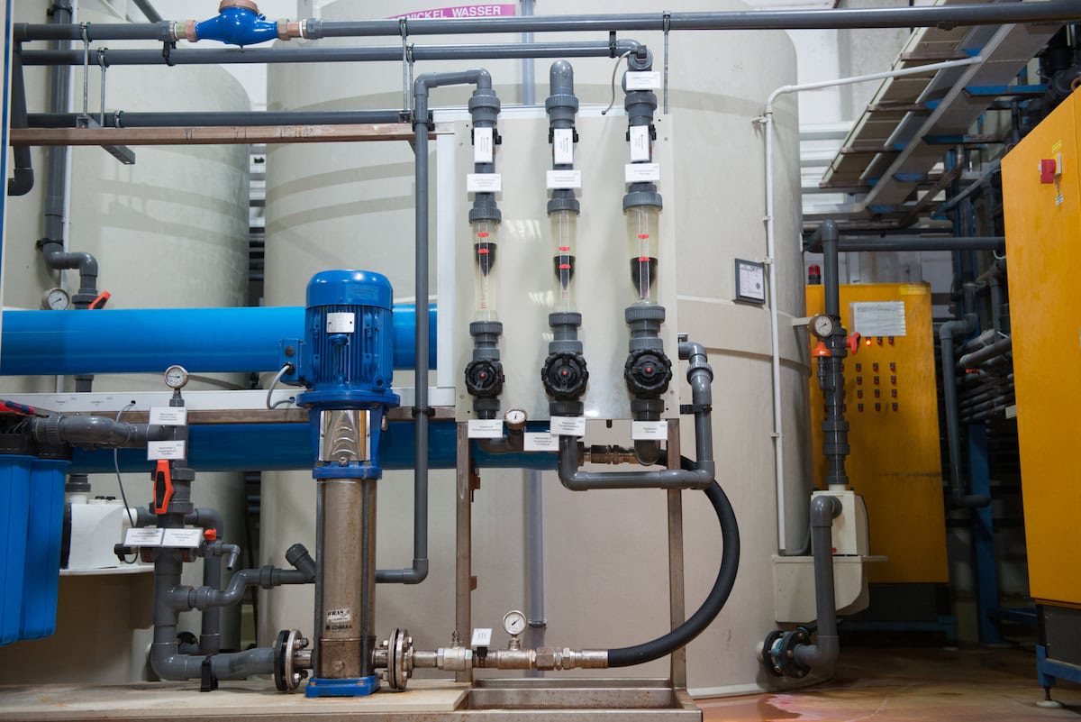 Rohrleitungen mit Durchflussmessern einer Abwasseranlage