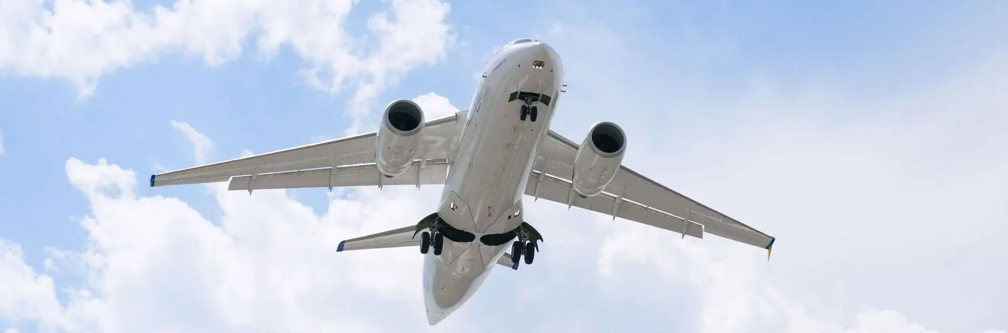 Passagierflugzeug im Steigflug