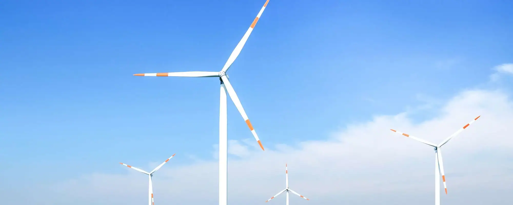 Windkraftanlagen vor blauem Himmel