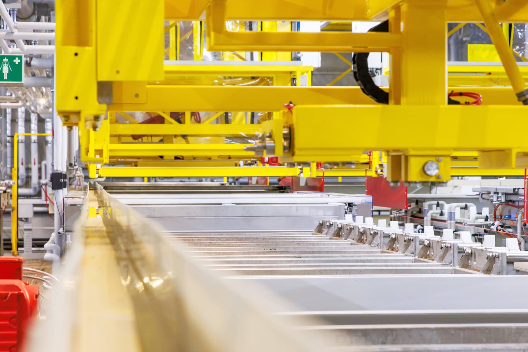 Automatic electroplating plant with transport trolleys