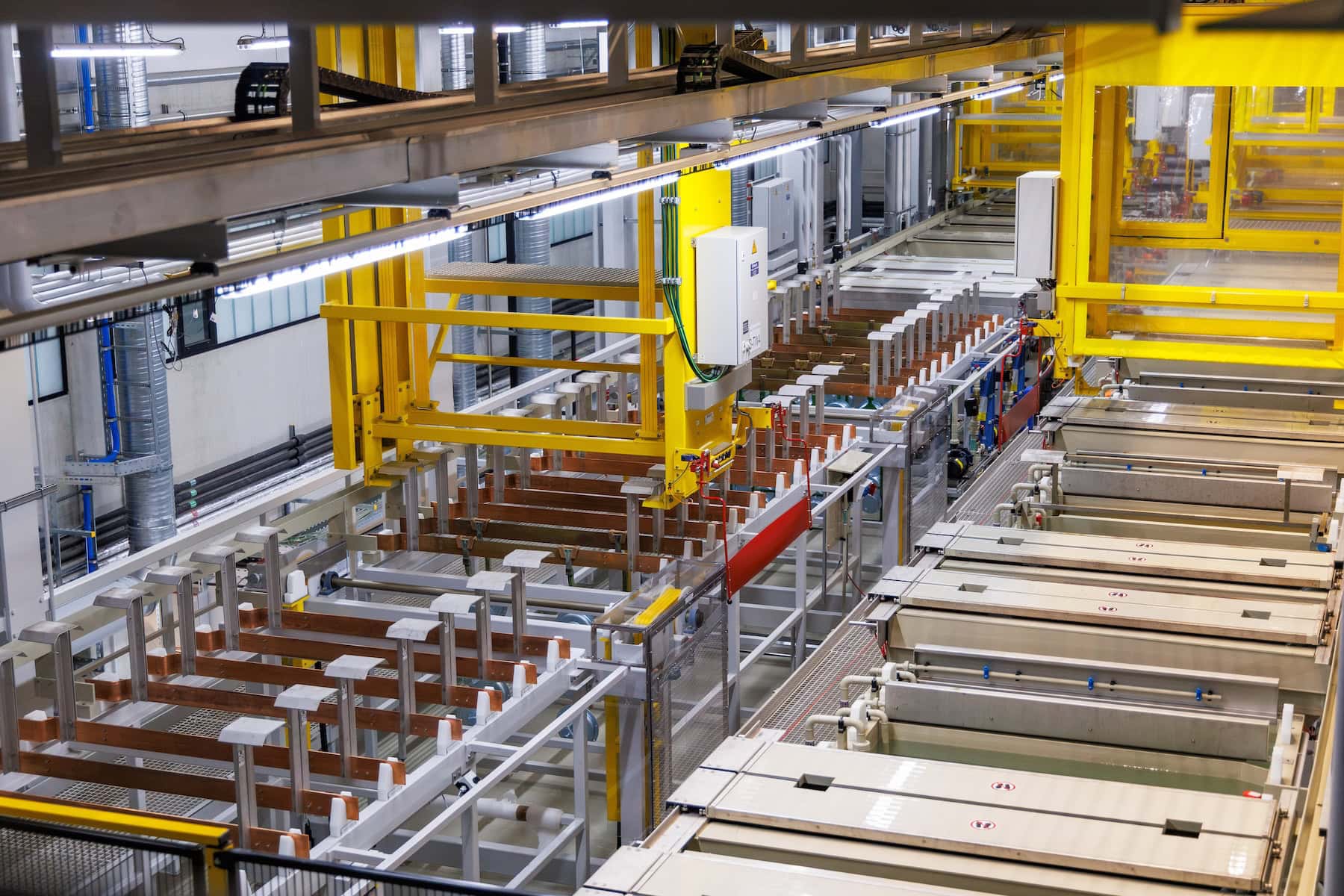 Blick über eine automatische Galvanikanlage