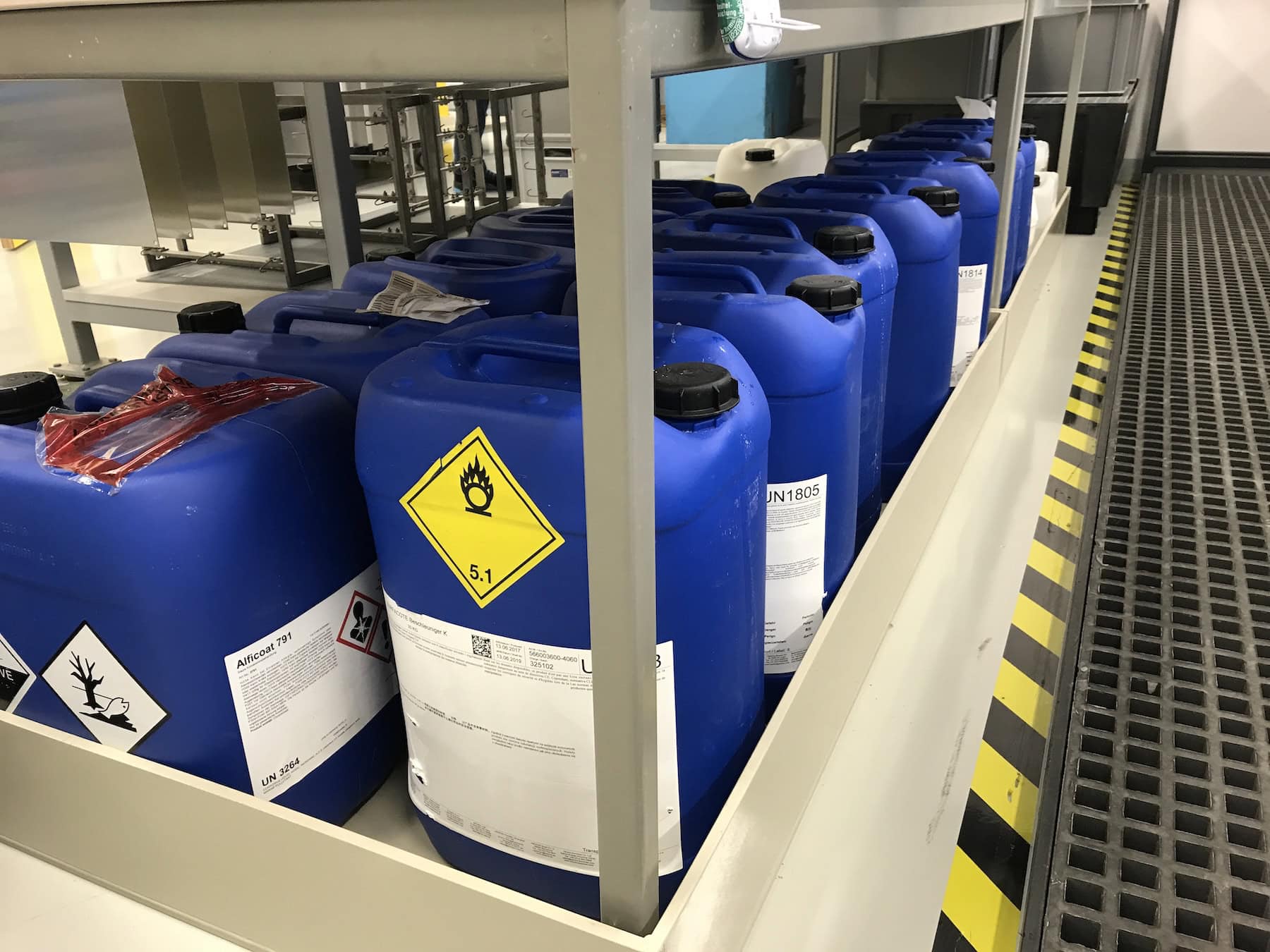 Containers for hazardous substances on the containment rack
