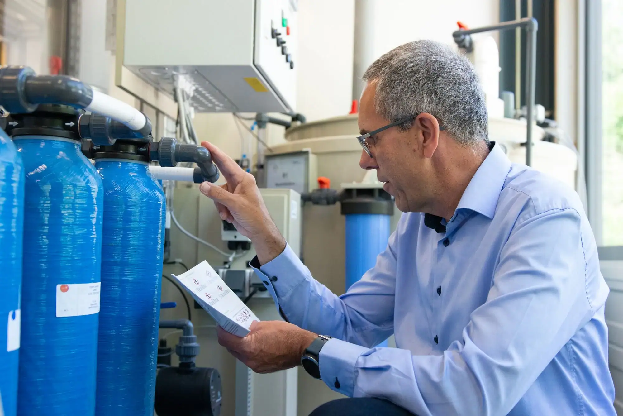 Berater prüft eine Wasseraufbereitungsanlage