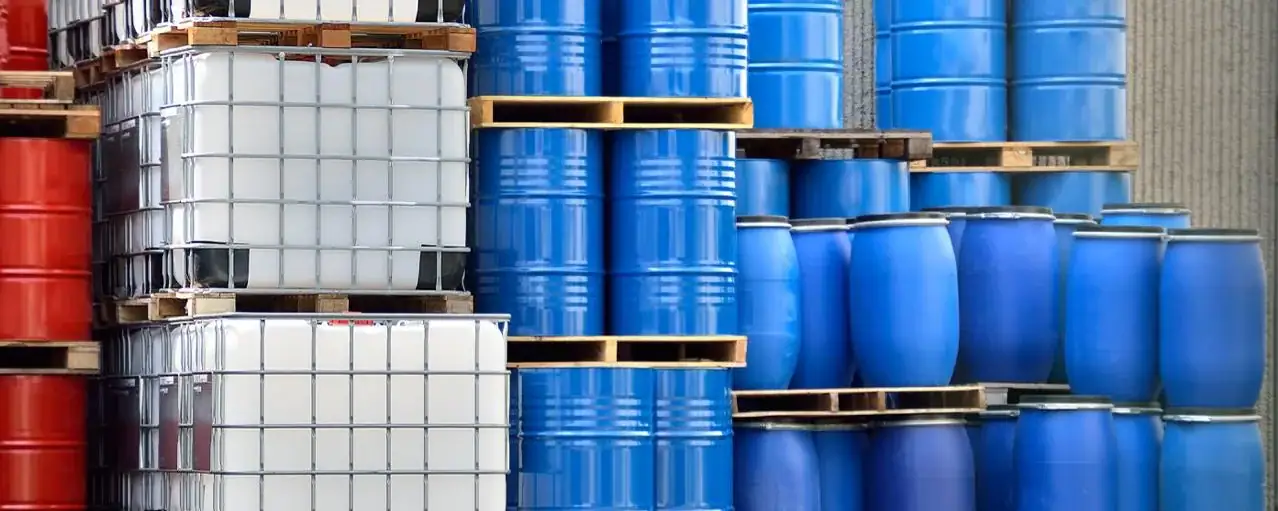 Fässer und IBC-Container in einem Chemielager